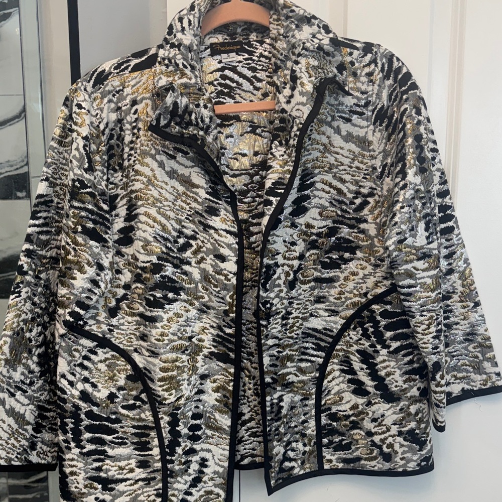 Elegant Women's Patterned Blazer
